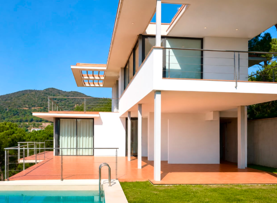 Vivienda unifamiliar contemporánea con jardín y piscina al atardecer